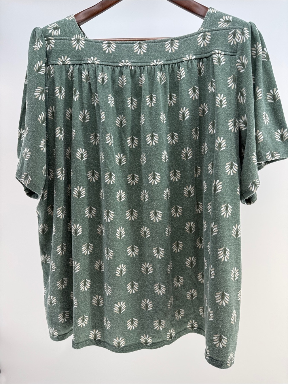 croft & barrow Sage Green Short Sleeve Tunic with Cream Leaf Print